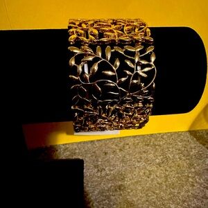 Beautiful gold tone, elastic bracelet